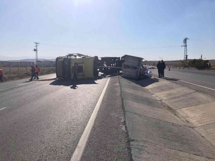 Konya’da yem yüklü tır devrildi: 2 yaralı