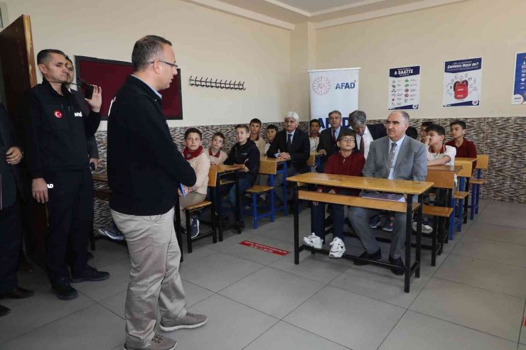 Konya’da deprem tatbikatı: Vali öğrencilerle sıra altında tehlikenin geçmesini bekledi