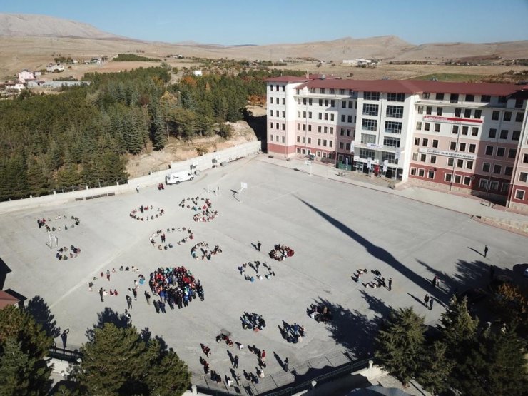 Konya’da deprem tatbikatı: Vali öğrencilerle sıra altında tehlikenin geçmesini bekledi