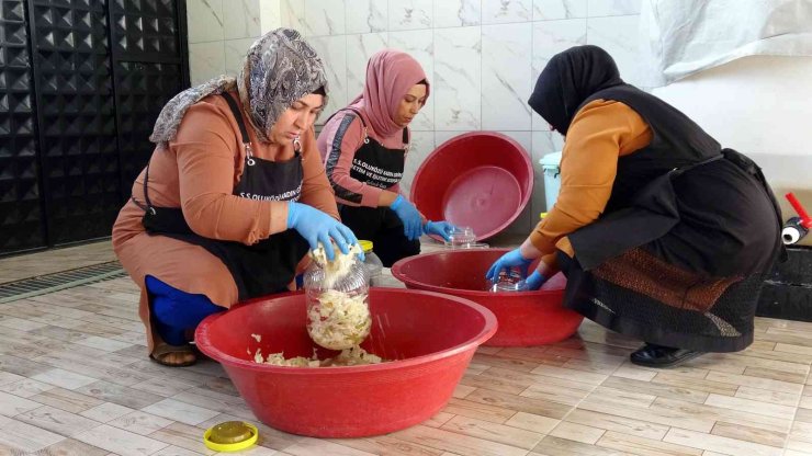 Yozgat’ta kadınlar, daha önce evlerde ürettikleri turşunun seri üretimine geçti