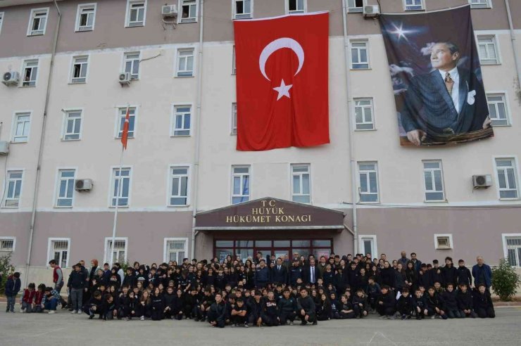 Konya’da öğrenciler Atatürk’ün imzasını oluşturdu