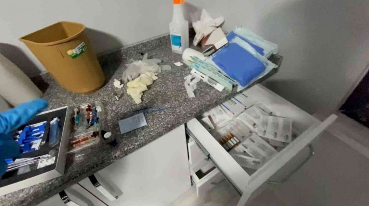 Uyuşturucu taciri sahte hekimin ruhsatsız diş kliniği, profesyonel hastaneyi aratmadı