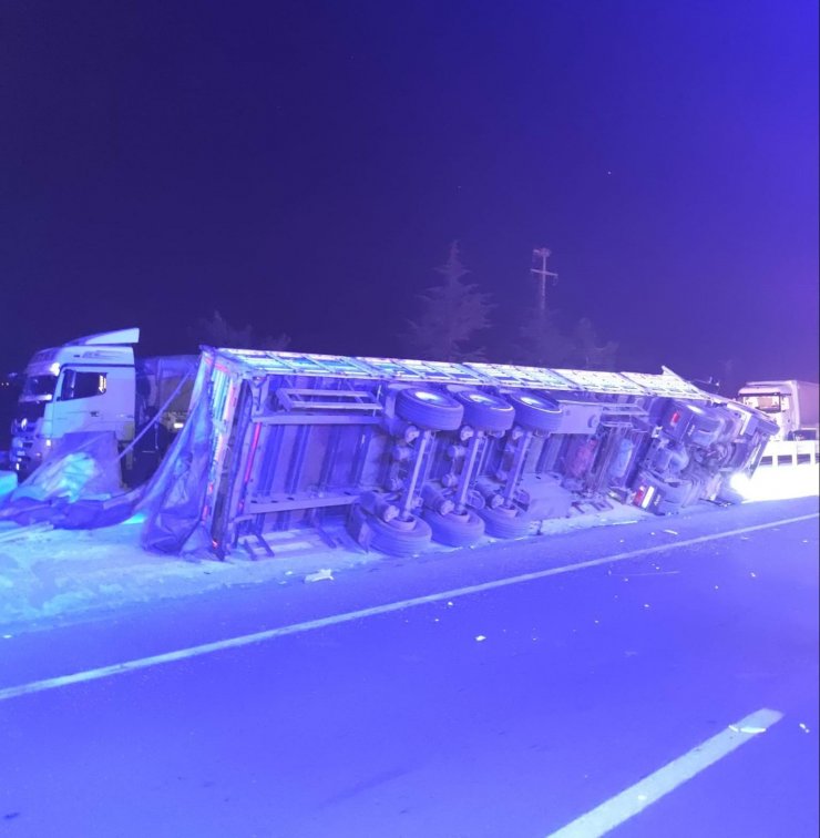 Bariyerlere çarpan tır devrildi: 2 kardeş hayatını kaybetti