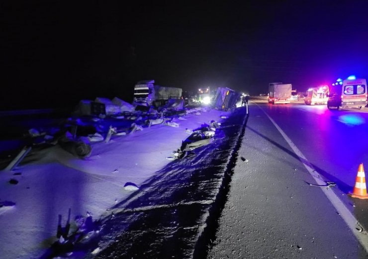 Bariyerlere çarpan tır devrildi: 2 kardeş hayatını kaybetti