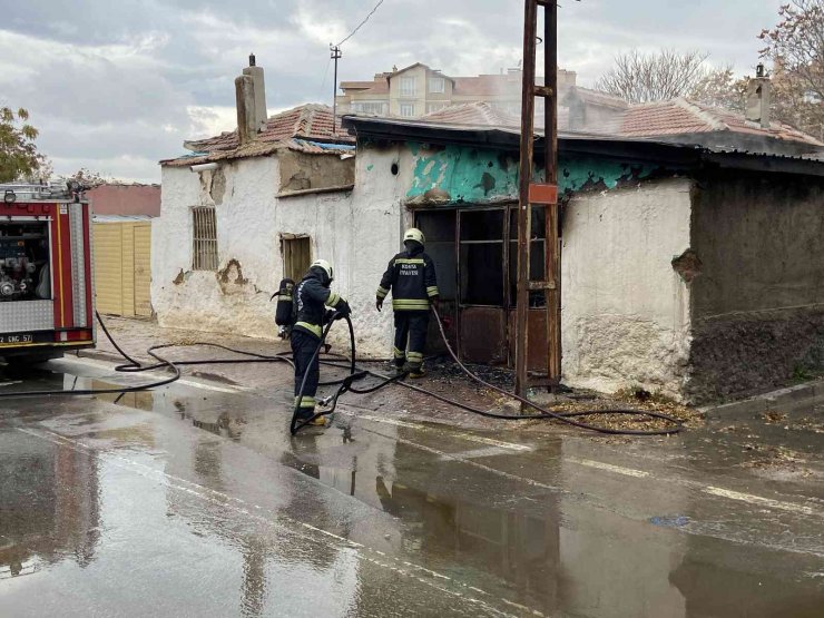 Konya’da müstakil evin deposunda yangın