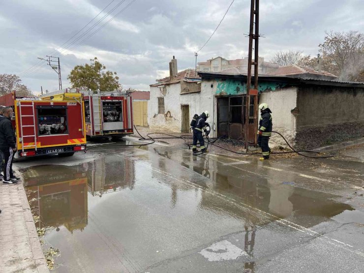 Konya’da müstakil evin deposunda yangın