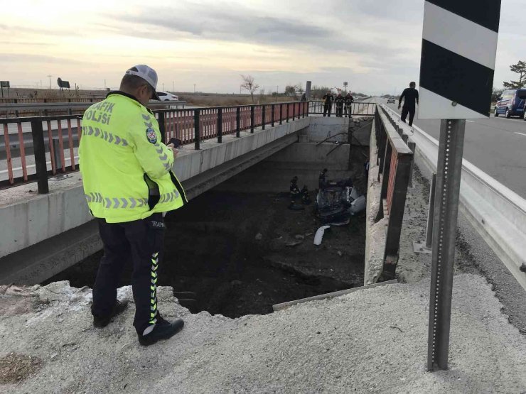 Konya’da otomobil tahliye kanalına uçtu: 3 ölü