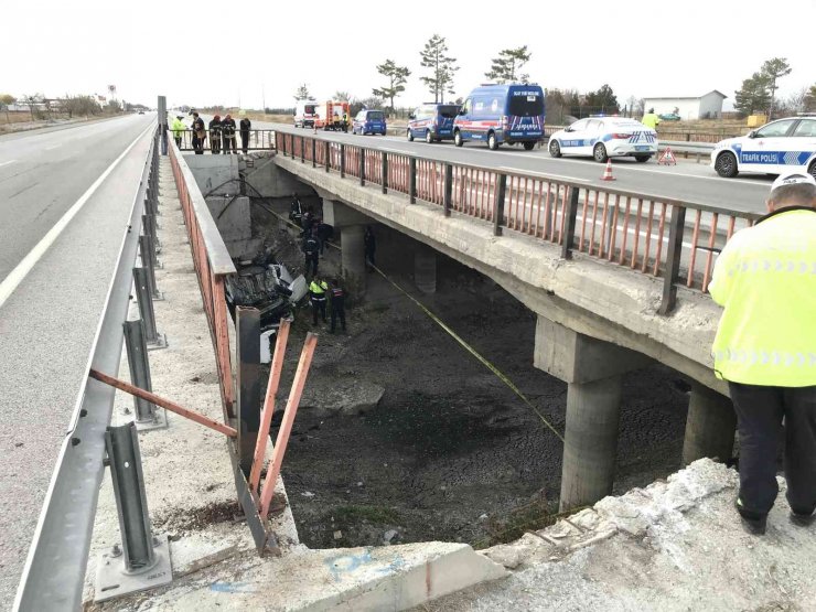 Konya’da otomobil tahliye kanalına uçtu: 3 ölü