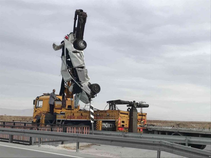 Konya’da otomobil tahliye kanalına uçtu: 3 ölü