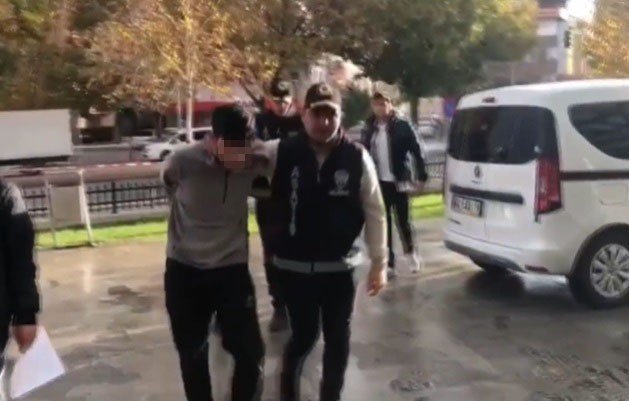 Bıçaklı gaspçılar önce güvenlik kamerasına ardından polise yakalandı