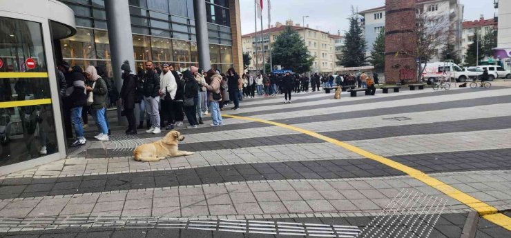 Soğuk havaya rağmen indirim kuyruğu