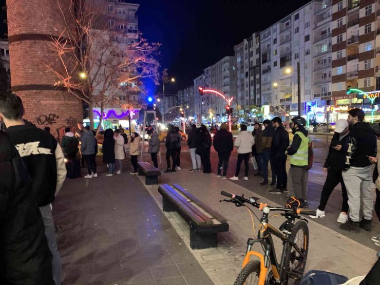 Ucuz şebeke suyu için son ana kadar sırada beklediler