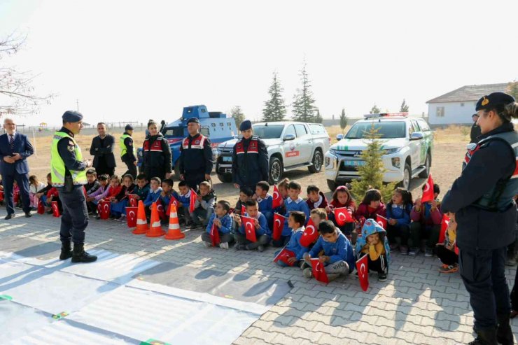 Jandarmadan öğrencilere trafik eğitimi