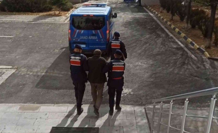 Jandarma 7 kilometre lastik izi sürüp gece yarısı küreklerle tarlayı kazdı