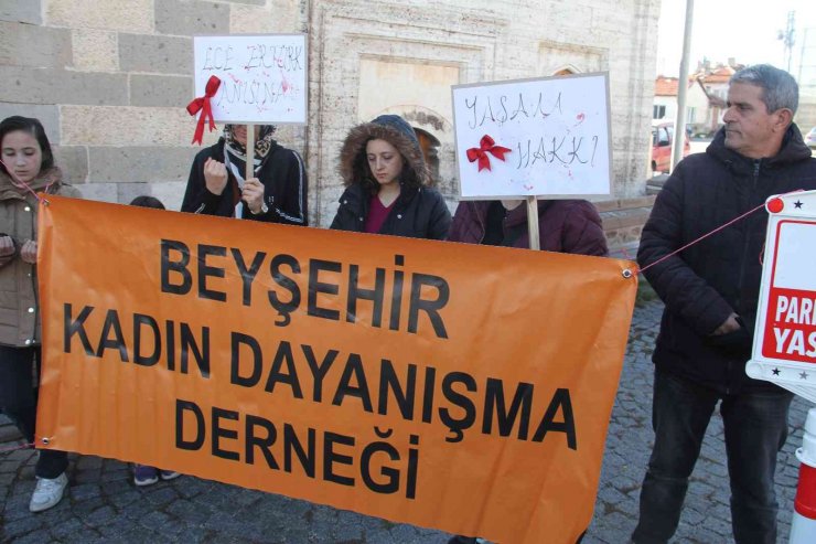 Kadınlar koca cinayetine kurban giden Ece’yi ölüm yıldönümünde andı