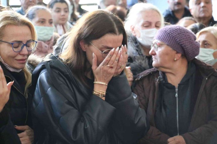 Manken Özge Ulusoy’un babası için Ankara’da cenaze töreni düzenlendi