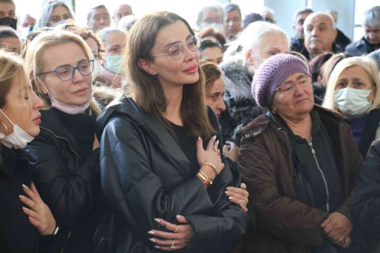 Manken Özge Ulusoy’un babası için Ankara’da cenaze töreni düzenlendi