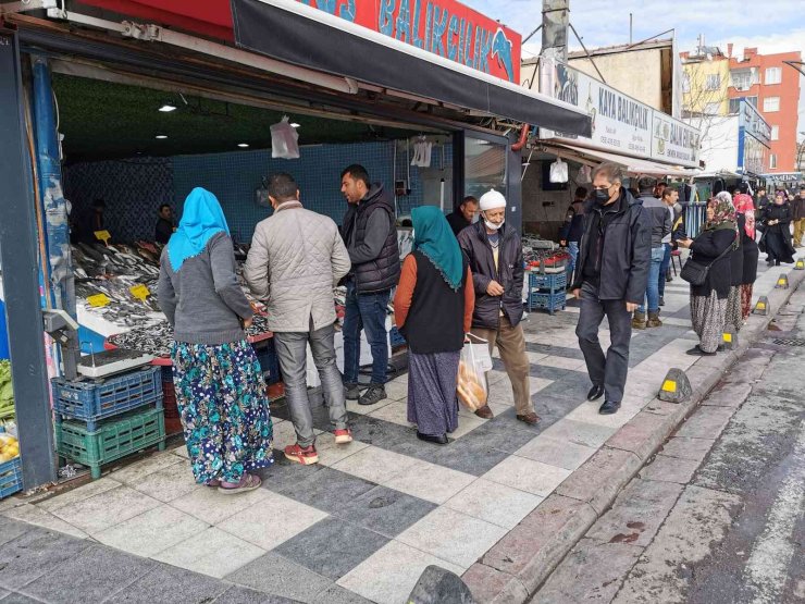 Tezgahlardaki balık bolluğu esnaf ve vatandaşın yüzünü güldürdü