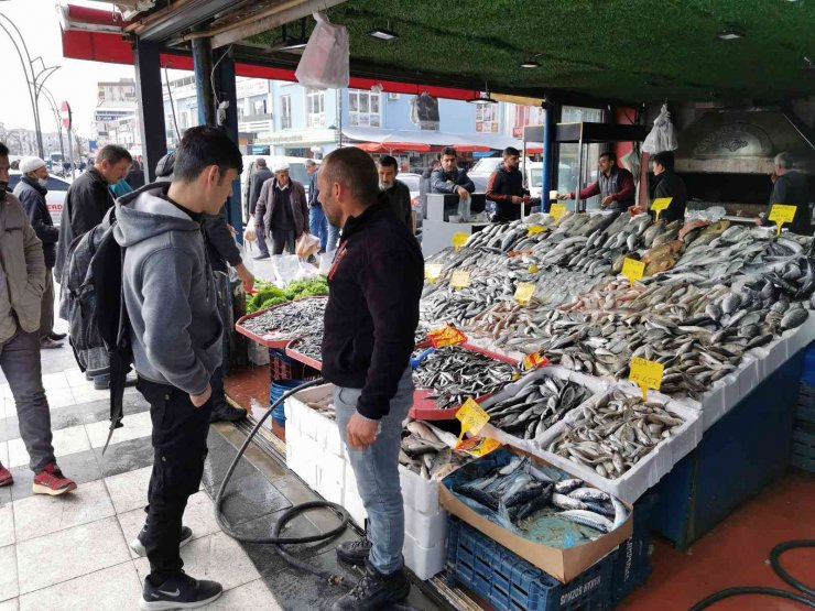 Tezgahlardaki balık bolluğu esnaf ve vatandaşın yüzünü güldürdü