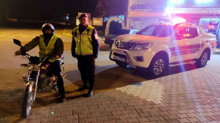 Trafik jandarması motosiklet sürücülerine reflektif yelek dağıttı