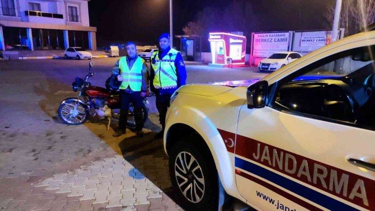 Trafik jandarması motosiklet sürücülerine reflektif yelek dağıttı