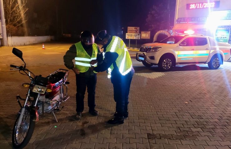 Trafik jandarması motosiklet sürücülerine reflektif yelek dağıttı