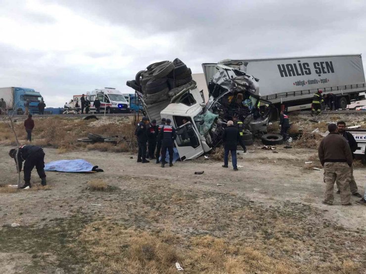 Konya’da tır ile kamyon kafa kafaya çarpıştı: 2 ölü, 1 yaralı