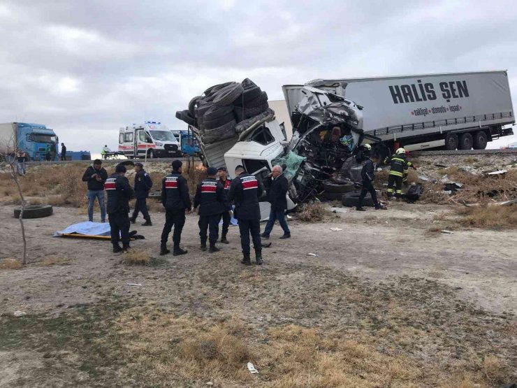 Konya’da tır ile kamyon kafa kafaya çarpıştı: 2 ölü, 1 yaralı