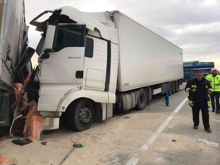 Konya’da tır ile kamyon kafa kafaya çarpıştı: 2 ölü, 1 yaralı