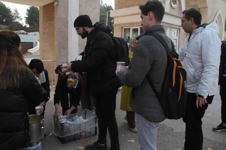 Beyşehirli kadınlardan üniversite öğrencilerine sıcak çorba ikramı