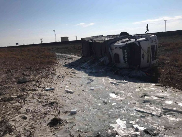 Konya’da cam yüklü kamyon devrildi: 1 yaralı