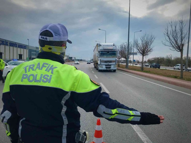 Uzmanlardan sisli havalarda takip mesafesi ve far kullanım uyarısı