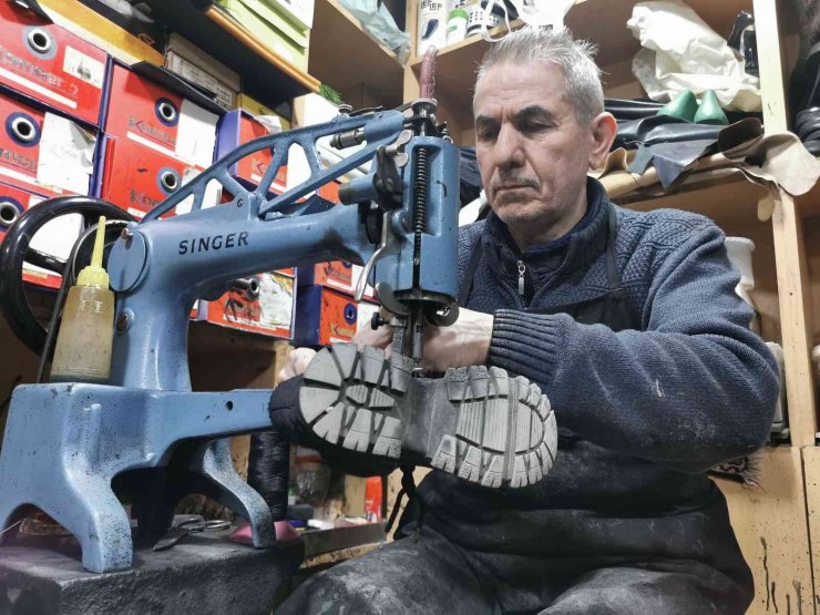 Örs ve çekiçle başladığı baba mesleğini teknolojik cihazlarla devam ettiriyor