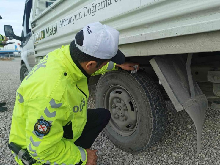 Araçların lastik dişleri bir bir ölçülüyor