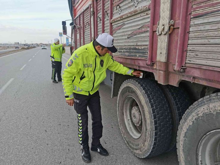 Araçların lastik dişleri bir bir ölçülüyor