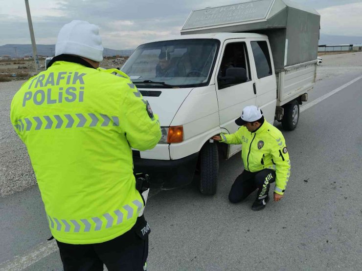 Araçların lastik dişleri bir bir ölçülüyor