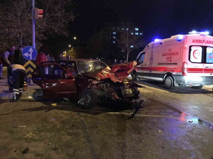 Ambulans ile otomobil çarpıştı: 1’i bebek 7 yaralı