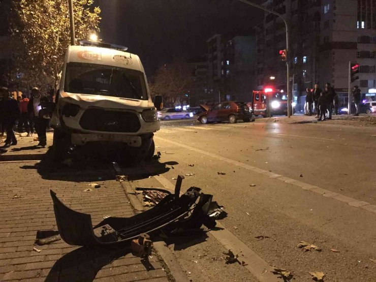 Ambulans ile otomobil çarpıştı: 1’i bebek 7 yaralı