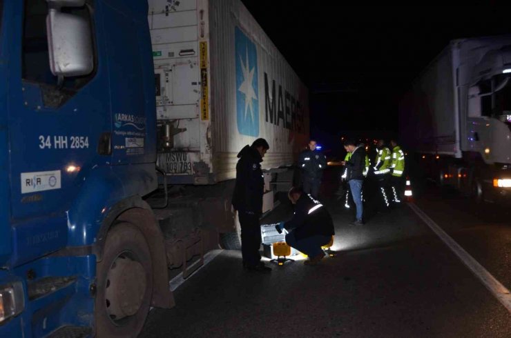 Patlayan lastiği kontrol eden sürücüye başka bir araç çarpıp kaçtı