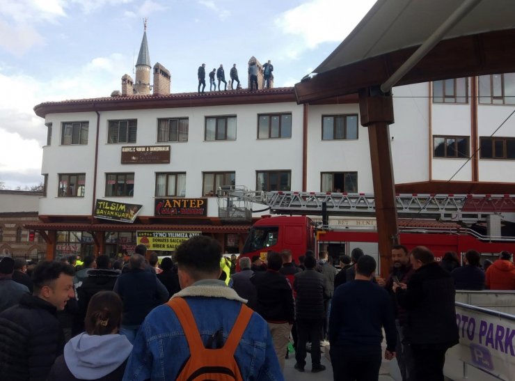 Benzinle çatıya çıkan şahsı polis ikna etti