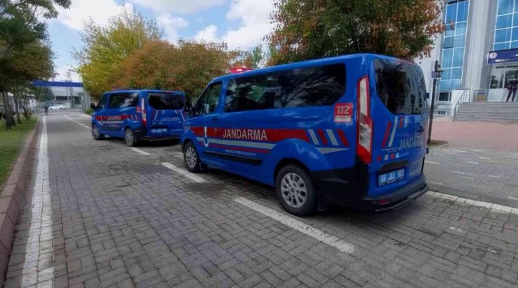 Jandarmadan otomobile uyuşturucu operasyonu: 3 gözaltı