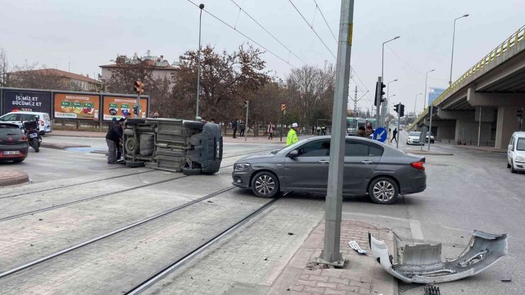 Konya’daki çarpışan otomobillerden biri tramvay yoluna devrildi