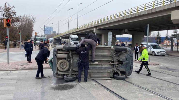 Konya’daki çarpışan otomobillerden biri tramvay yoluna devrildi