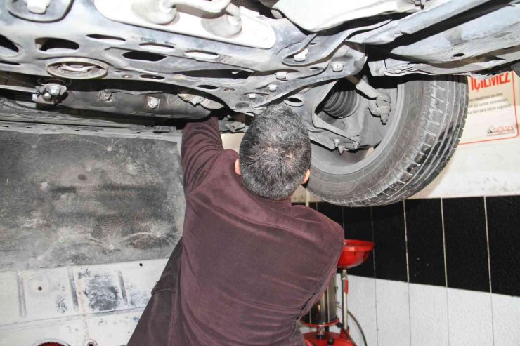 Otomobilin motor kısmından kurtarıldı, gazetecilerin aracına girdi