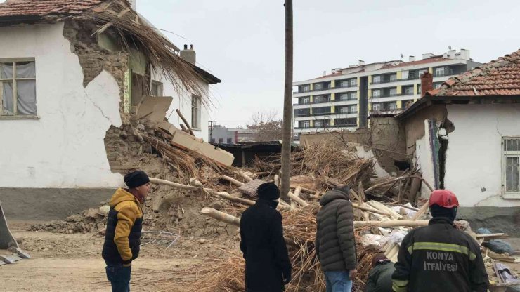 Konya’da hasarlı ev çöktü