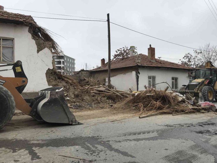 Konya’da hasarlı ev çöktü