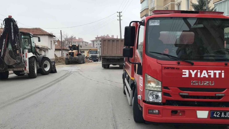 Konya’da hasarlı ev çöktü