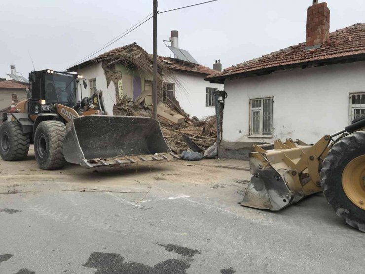 Konya’da hasarlı ev çöktü