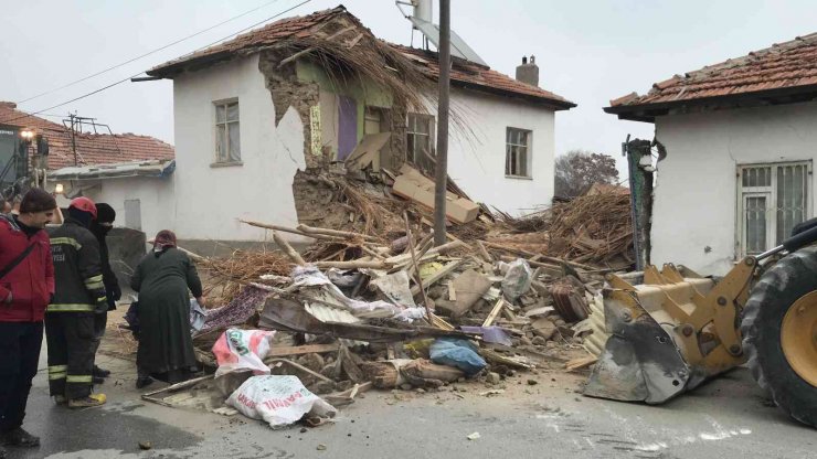 Konya’da hasarlı ev çöktü