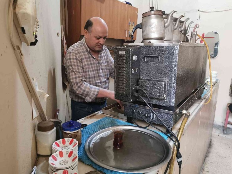 29 yıllık çay ocağı ile önce çocuklarını, şimdi torunlarını okutuyor